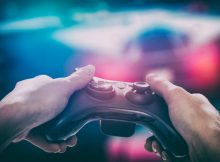 ゲームのコントローラと手